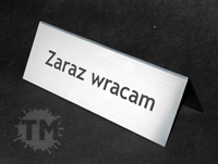 Realizacja tabliczki informacyjnej na biurko ZARAZ WRACAM